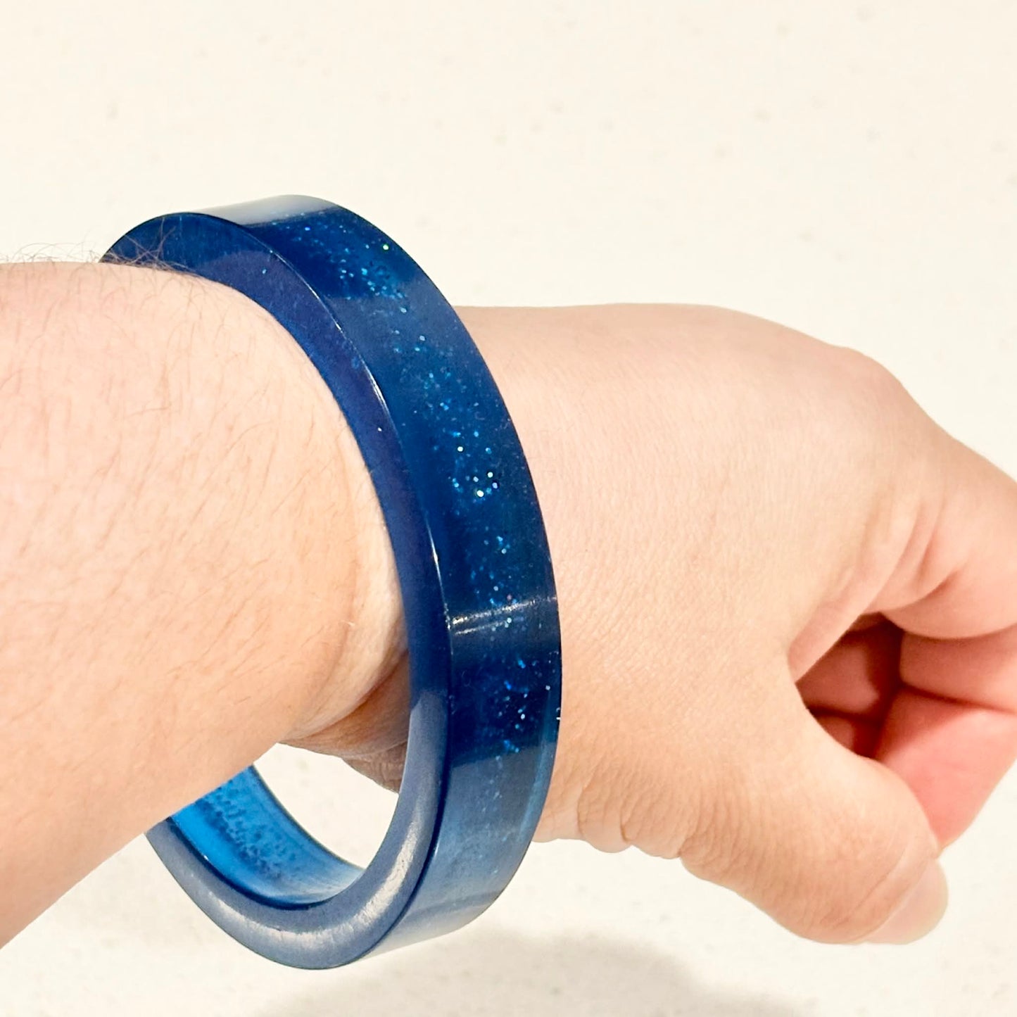 RAY BY DESIGN - Resin Bangle Blue Glitter Round