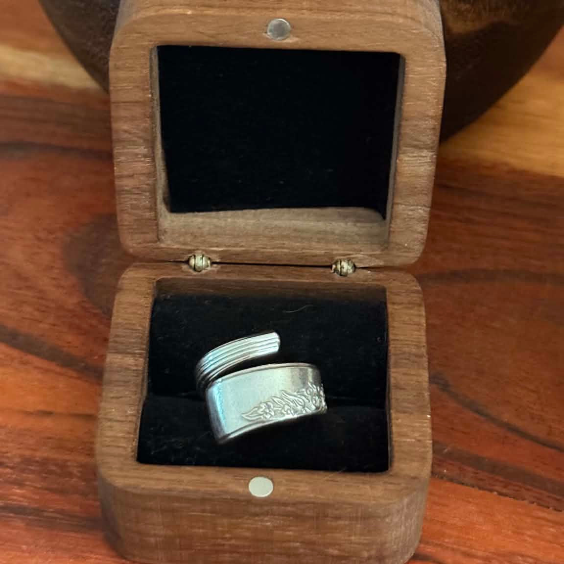 MOLLY MADE - Vintage 'Hamilton' Pattern Wrap Ring