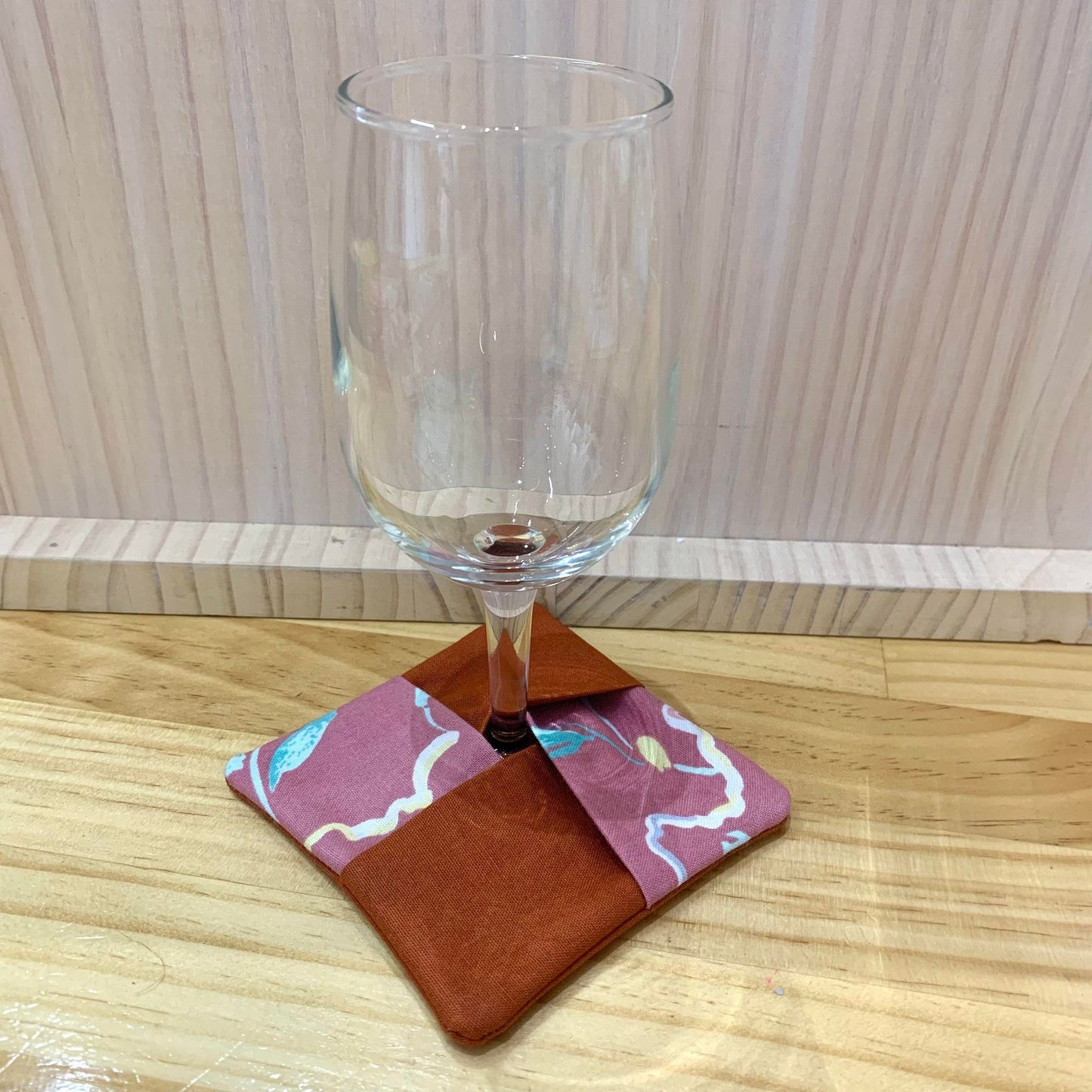MUMMA WHOOPEE- SINGLE WINE GLASS SLIPPER/COASTERS- Retro Roses Orange