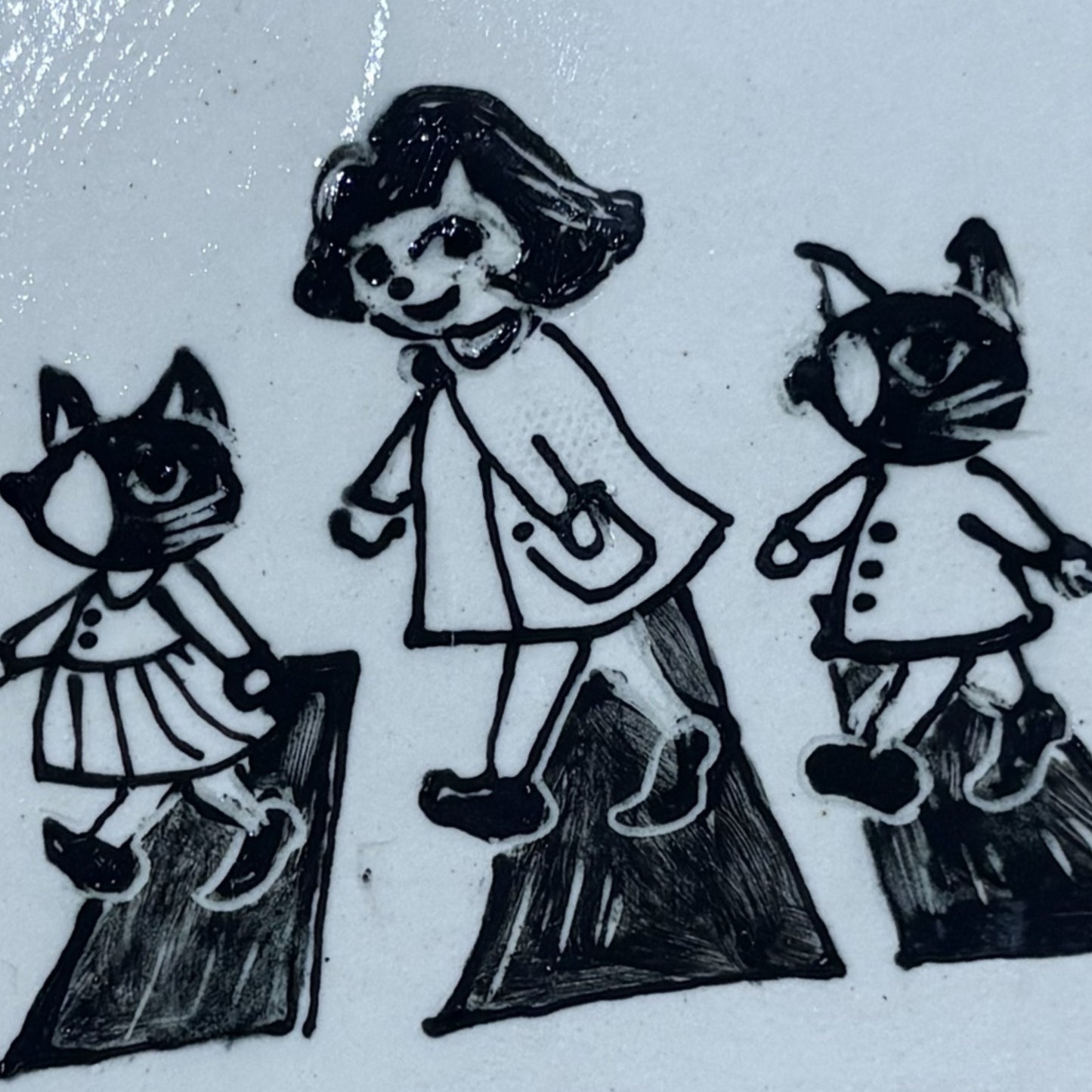 BELOVED POTTERY - Drawing Plate - Cats and Girl Crossing