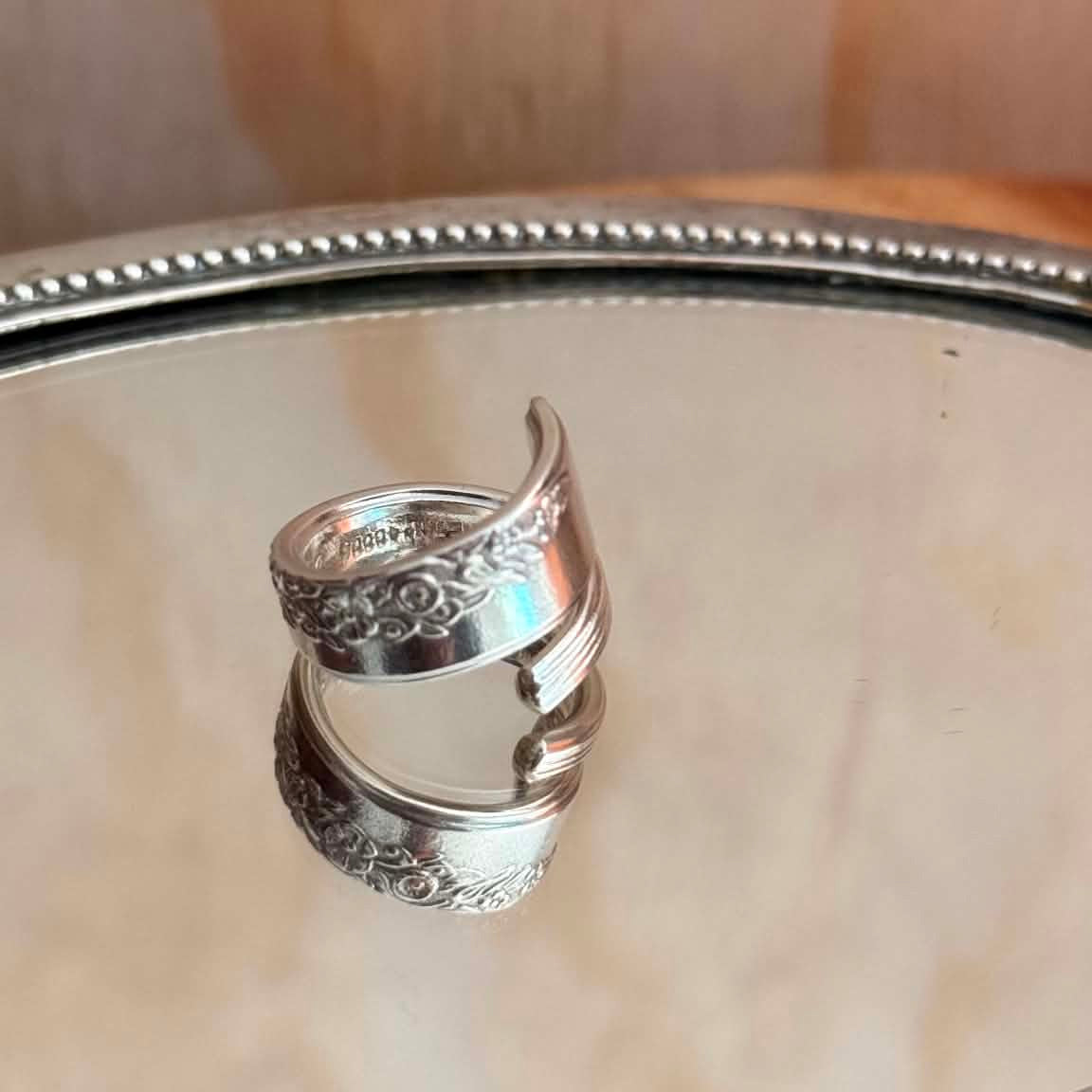 MOLLY MADE - Vintage 'Hamilton' Pattern Wrap Ring