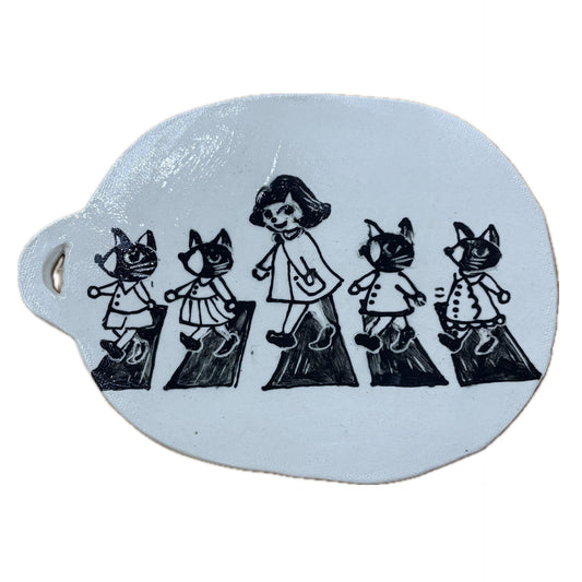 BELOVED POTTERY - Drawing Plate - Cats and Girl Crossing