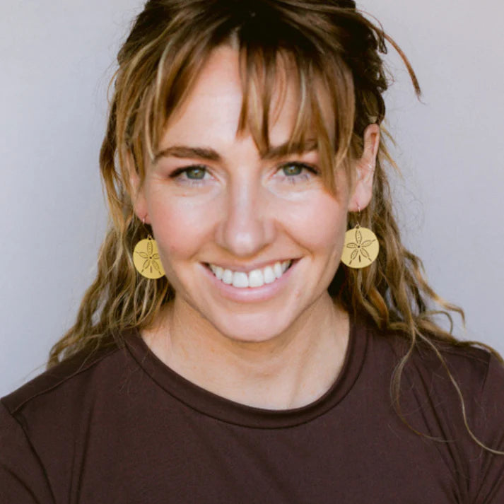 DENZ & CO - Sand Dollar earrings in Sand