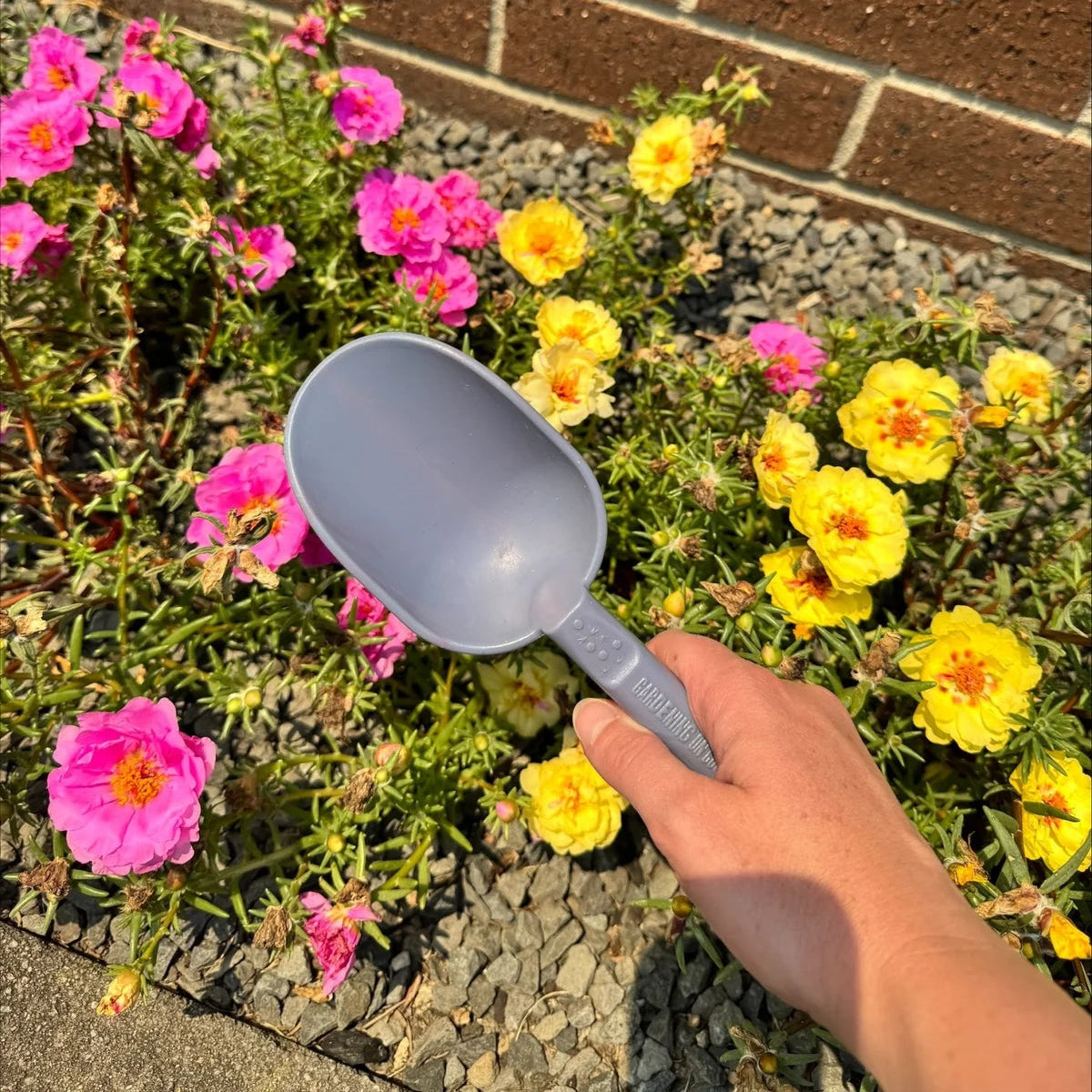 GARDENING ON COUNTRY - Nesti Kids Scoop Kakadu Green – Recycled Plastic Garden & Beach Scoop